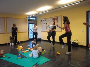 Gymnastikkurse, Frauen, Mütter, Kinder dabei mit Kursleiterin Corinna Nordmann
